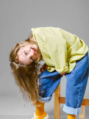 Stüdyoda küçük bir kızın portresi.