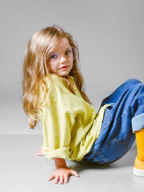 Stüdyoda küçük bir kızın portresi.