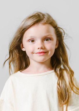 Stüdyoda küçük bir kızın portresi.