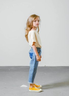 Stüdyoda küçük bir kızın portresi.