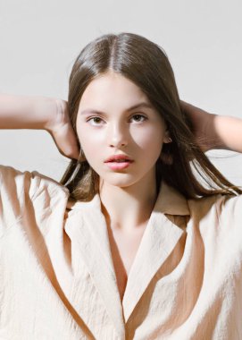 Stüdyoda genç bir kızın portresi.