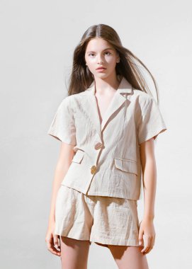 Stüdyoda genç bir kızın portresi.