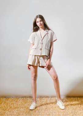 Stüdyoda genç bir kızın portresi.