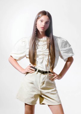 Stüdyoda genç bir kızın portresi.