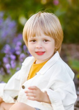 Doğadaki küçük örnek çocuğun portresi.