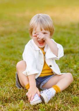 Doğadaki küçük örnek çocuğun portresi.