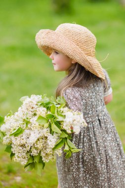 Yazın açık havada küçük bir kızın portresi.