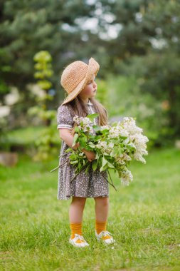 Yazın açık havada küçük bir kızın portresi.