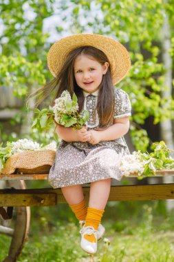 Yazın açık havada küçük bir kızın portresi.