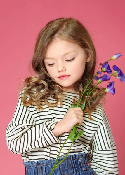 Πορτρέτο Του Μικρού Κοριτσιού Μοντέλο Στο Στούντιο — Φωτογραφία Αρχείου