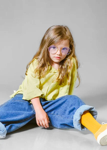 5 Años Niña Pequeña Sentada En La Lona En Dacing Lección Fotos, retratos,  imágenes y fotografía de archivo libres de derecho. Image 16756729