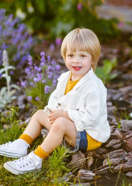 Porträt Eines Kleinen Musterknaben Der Natur — Stockfoto