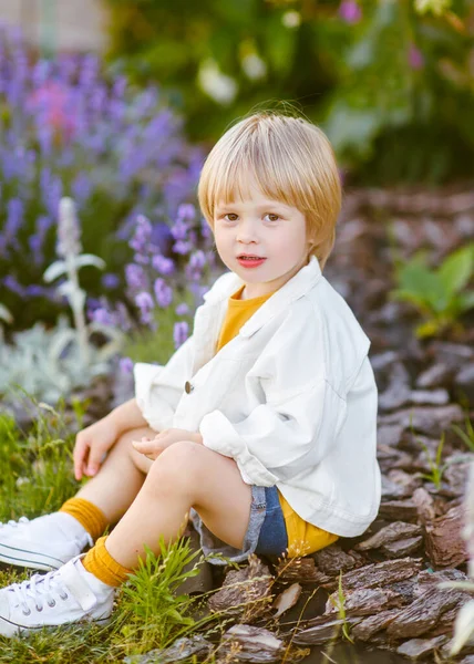 Портрет Маленького Модельного Хлопчика Природі — стокове фото