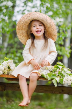 Yazın açık havada küçük bir kızın portresi.