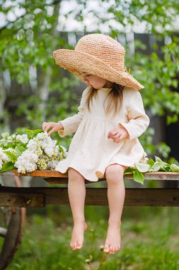 Yazın açık havada küçük bir kızın portresi.
