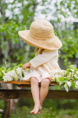 Yazın açık havada küçük bir kızın portresi.