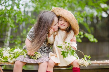 Doğada iki kız kardeşin portresi
