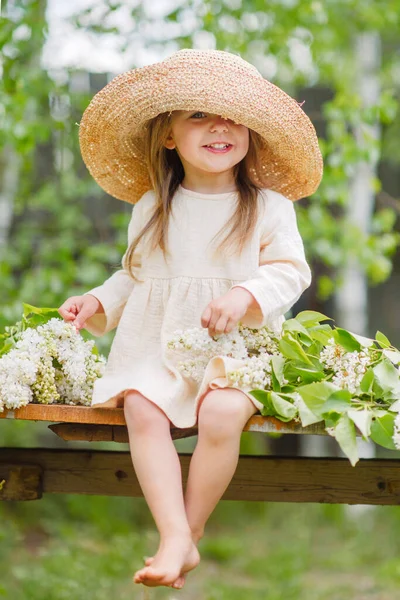 Portret Van Klein Meisje Buiten Zomer — Stockfoto