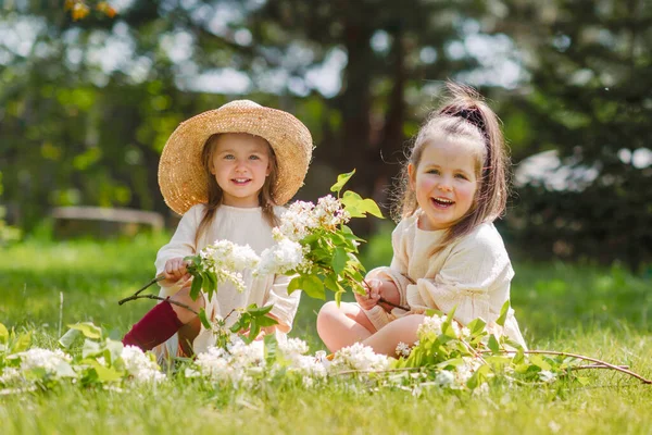 Retrato Dos Hermanas Naturaleza —  Fotos de Stock