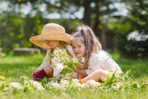 Retrato Duas Irmãs Meninas Natureza — Fotografia de Stock