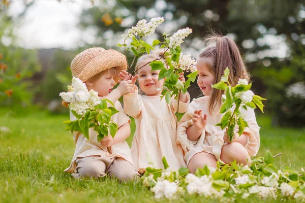 Retrato Tres Niños Primavera Naturaleza —  Fotos de Stock