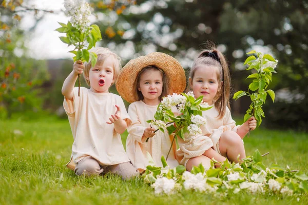 Retrato Tres Niños Primavera Naturaleza — Foto de Stock