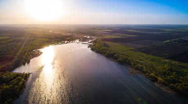 Güzel bir nehrin üzerinde gün doğumu bir kuşun gözünden