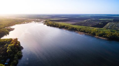 Güzel bahar nehrinin üzerinde uçuyor. Hava kamerası görüntüsü. Ukrayna.