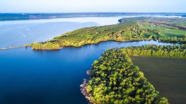 Güzel bahar nehrinin üzerinde uçuyor. Hava kamerası görüntüsü. Ukrayna.