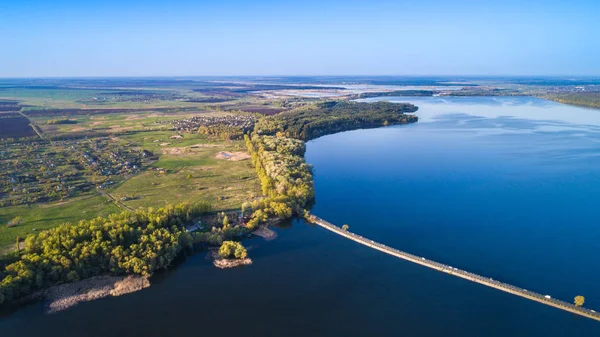 Sorvolando la diga del fiume. Fotocamera aerea scattata. Ucraina . — Foto Stock