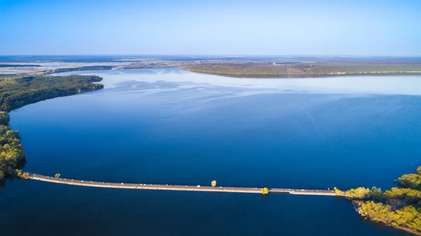 Sorvolando la diga del fiume. Fotocamera aerea scattata. Ucraina . — Foto Stock