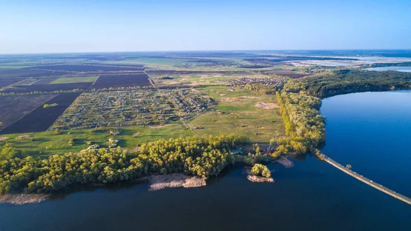 Sorvolando la diga del fiume. Fotocamera aerea scattata. Ucraina . — Foto Stock