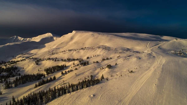 Fantastisch uitzicht op de winterskipiste — Stockfoto