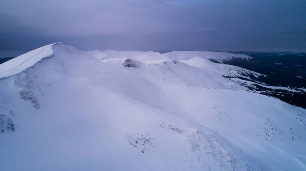 Impresionante vista de los acantilados cubiertos de nieve —  Fotos de Stock