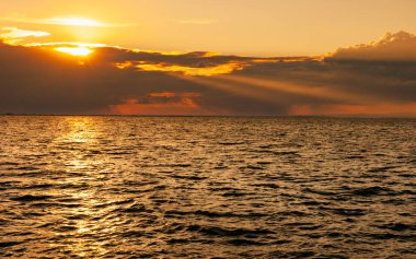 Güneş ışınlarıyla gün batımı, gelişmiş gökyüzü