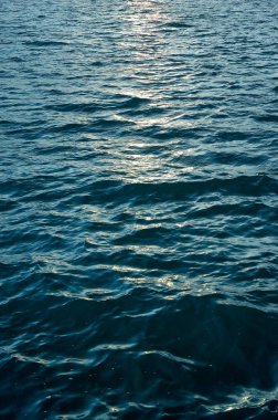 Deniz karanlık dalgası yaklaş