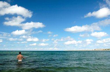 İskelede balıkçılar balık yakalar.