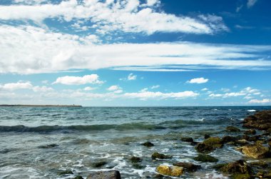 Sabahın erken saatlerinde taşlı kumsal