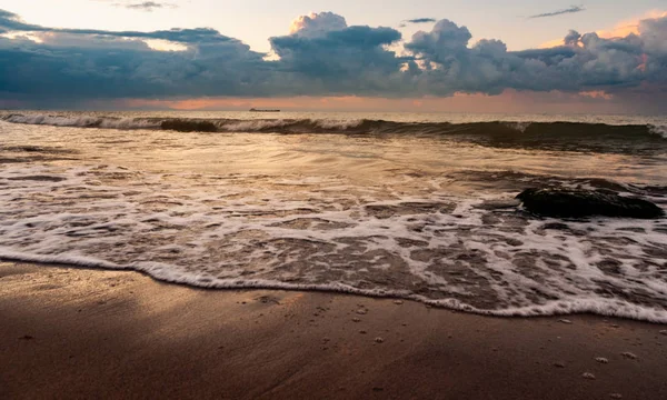 Spiaggia di sabbia con pietre al mattino — Foto Stock