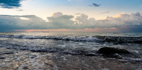 Piaszczysta plaża z kamieniami rano — Zdjęcie stockowe