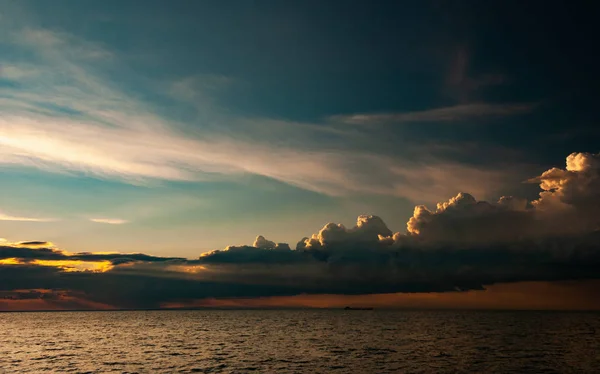 Πλοίο διασχίζοντας τον ωκεανό σε ένα ηλιοβασίλεμα με ακτίνες του ήλιου, ενισχυμένο ουρανό — Φωτογραφία Αρχείου