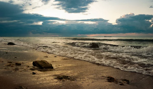 Písečná pláž s kameny brzy ráno — Stock fotografie