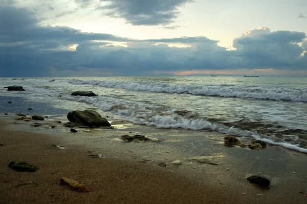 Piaszczysta plaża z kamieniami rano — Zdjęcie stockowe