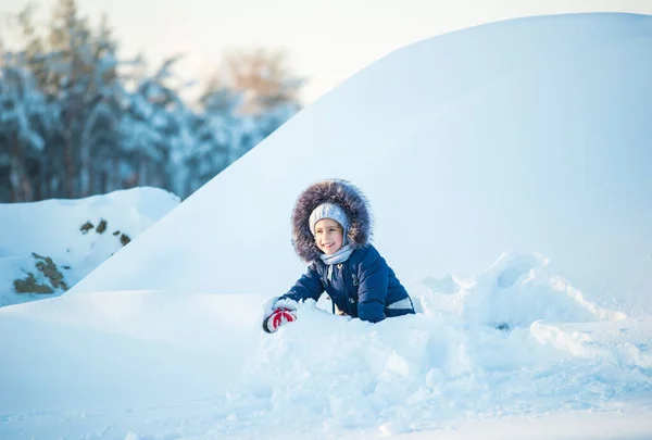 Веселая Маленькая Счастливая Девочка Играет Зимние Сугробы Солнечный Морозный День — стоковое фото