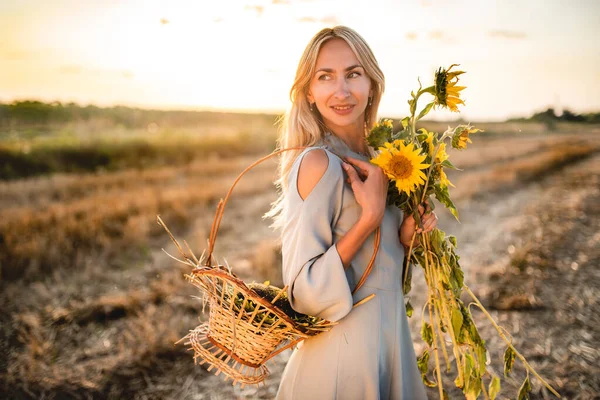 Portrait Beautiful Charming Woman Walking Basket Sunflowers Her Arms Field — Stock Photo, Image