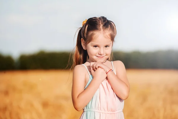 Porträt Eines Hübschen Kleinen Langhaarigen Mädchens Einem Kleid Das Einem — Stockfoto