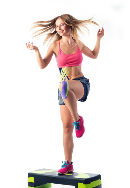 Femeia Efectuează Exerciții Stepă Benzi Kinesio Lipite Burtă Genunchi Dansul — Fotografie, imagine de stoc