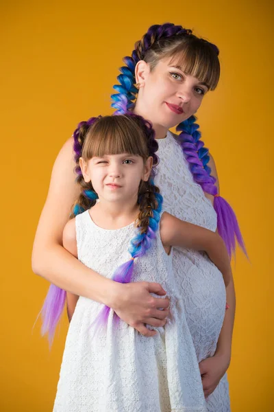 Engraçado positivo mãe e filha — Fotografia de Stock
