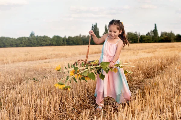 Ein Fröhliches Kleines Mädchen Mit Einem Weidenkorb Und Einem Strauß — Stockfoto