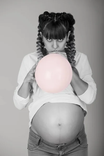 Hermosa mujer embarazada con globo — Foto de Stock